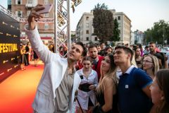 Milos-Bikovic-s-fanovima-3